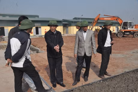 kiểm tra tiến độ thi công sân chợ Quảng Trung.