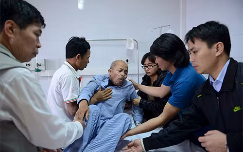Diễn viên "Đất và người" được rất đông người hâm mộ, bạn bè thăm hỏi, động viên (Ảnh: Anh Tuấn).