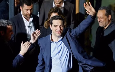 Thủ lĩnh đảng Syriza Alexis Tsipras tươi cười vẫy tay sau khi kết quả kiểm phiếu sơ bộ cho thấy đảng này đã chiến thắng trong cuộc bầu cử tại Hy Lạp (ảnh: Reuters)