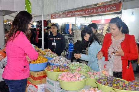 Đông đảo người dân mua hàng hội chợ.