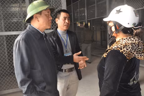 trao đổi với hộ tiểu thương đến xem chợ Quảng Trung.