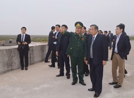 Đoàn đi thăm mũi Sa Vỹ, phường Trà Cổ, TP Móng Cái