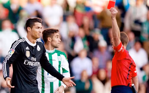 Ronaldo trả giá vì thẻ đỏ trong trận đấu với Cordoba (Ảnh: Getty)