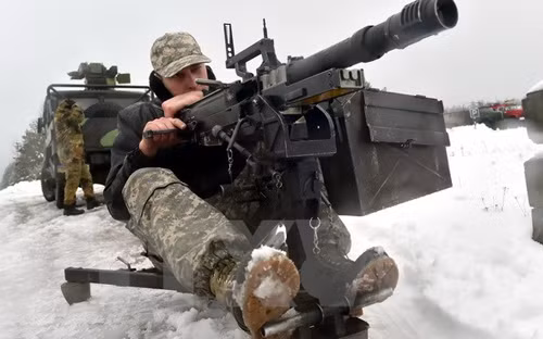  Binh sỹ Ukraine kiểm tra súng phóng lựu đạn tự động UAG-40 gần Goncharivsk ngày 23/1. (Nguồn: AFP/TTXVN)