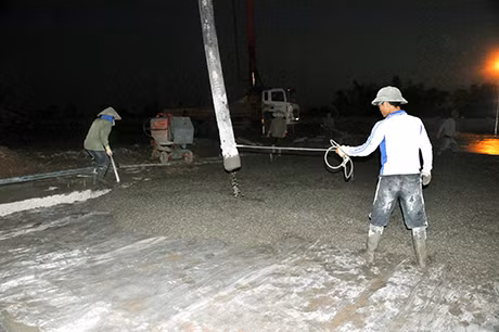 Phía trong khuôn viên các đội thợ đang khẩn trương đổ bê tông tuyến đường nội bộ với tiến độ thi công hiện nay toàn bộ tuyến đường nội bộ sẽ được hoàn thành vào ngày 14 - 1 (ảnh 2, 3). 