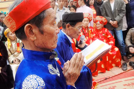 Đọc văn tế tri ân tổ tiên, dòng họ tại lễ ra cỗ họ.