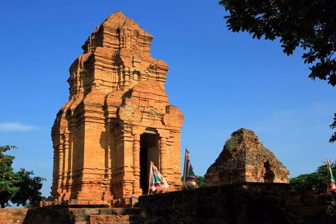 Bình Thuận hiện còn 2 cụm di sản tháp cổ được gìn giữ gồm cụm tháp Po Sah Inư và cụm tháp Podam. Trong đó tháp Po Sah Inư (hay còn gọi là tháp Chăm Phố Hài) ở thành phố Phan Thiết là nơi diễn ra các lễ hội hằng năm của đồng bào Chăm sinh sống ở Bình Thuận.