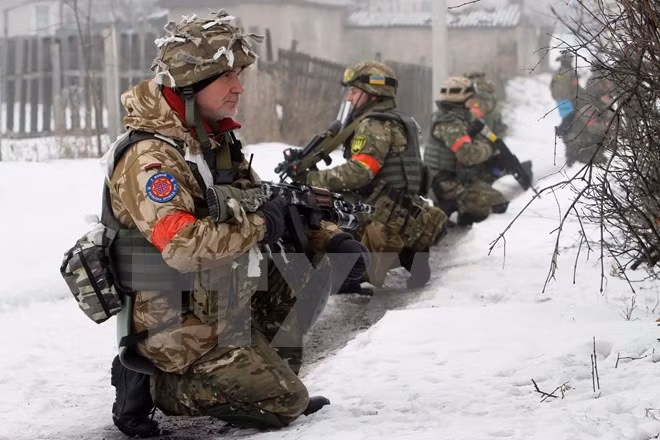 Lực lượng tình nguyện Ukraine thực hiện chiến dịch truy quét tại Lysychansk thuộc Lugansk. (Nguồn: AFP/TTXVN )