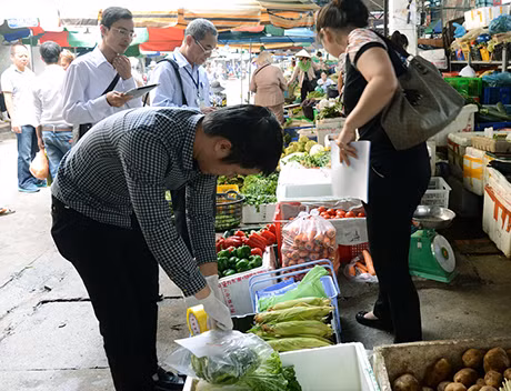 Đoàn kiểm tra liên ngành của Sở Công Thương tiến hành mua mẫu rau, củ, quả tại chợ Hạ Long I (TP Hạ Long) để kiểm nghiệm.