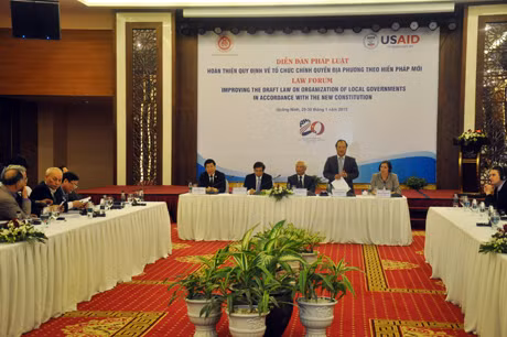 Đồng chí Phan Trung Lý, Chủ nhiệm Ủy ban Pháp luật của Quốc hội phát biểu điều hành diễn đàn.