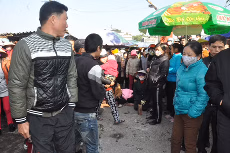 Các tiểu thương tụ tập cản trở lực lượng chức năng đến vận động tuyên truyền.
