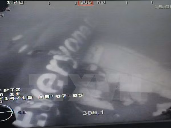 Phần thân máy bay AirAsia dưới biển. (Ảnh: AFP/RSM/TTXVN phát)