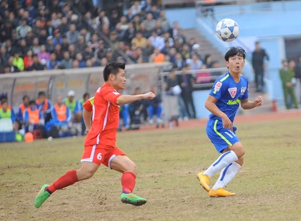 HAGL (áo xanh) tiếp tục nhận thất bại thứ ba tại V-League 2015. 