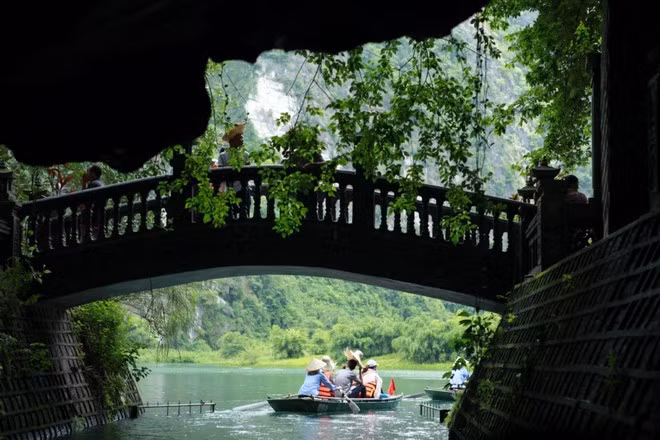 Hang Địa Linh, Nấu Rượu, Ba Giọt... là những hang động gắn liền với nhiều tích xưa còn được lưu truyền. Bạn sẽ được nghe những người lái đò sông quê thuyết minh trên hành trình khám phá. Ảnh: Tuấn Đào.