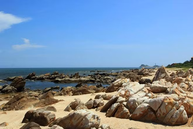 Bãi đá nhảy cách mũi Kê Gà không xa là một địa điểm được rất nhiều đôi uyên ương chọn làm nơi để chụp ảnh cưới. Ở đây có rất nhiều những tảng đá hình thù kì lạ nằm trên cát những lại vươn mình lên cao như muốn nhảy lên tránh những đợt sóng vỗ.