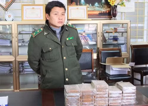 Kiểm lâm viên bị bắt quả tang mang lượng ma túy cực lớn. Ảnh: A Lìn