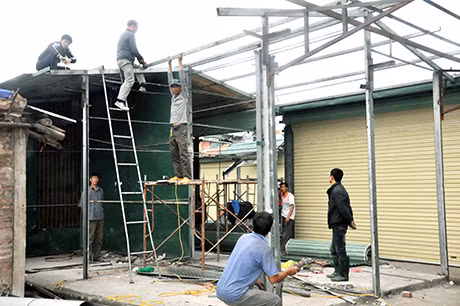 Cùng với việc san tạo mặt bằng của đơn vị thi công, thì các ngành chức năng huyện Hải Hà cũng tạo điều kiện thuận lợi nhất cho các hộ tiểu thương vào tháo dõ tận thu vật liệu dựng ki ốt trước đây (ảnh 2). 