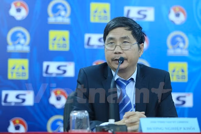  Phó tổng thư ký Dương Nghiệp Khôi trả lời báo giới trong buổi lễ công bố nhà tài trợ hôm qua. 