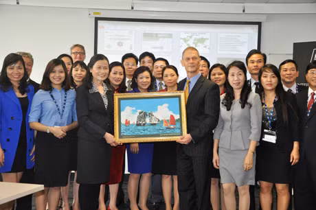 Đồng chí Đỗ Thị Hoàng, Phó Bí thư Thường trực Tỉnh ủy tặng bức ảnh phong cảnh Vịnh Hạ Long cho đại diện lãnh đạo Trường Đại học AUT.