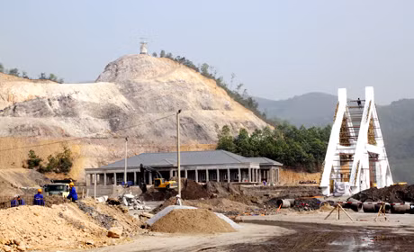 Cổng chính với chiều cao 18,8m được thiết kế dựa trên biểu tượng chữ A và khu trung tâm đón tiếp giới thiệu dự án đang được hoàn thiện.