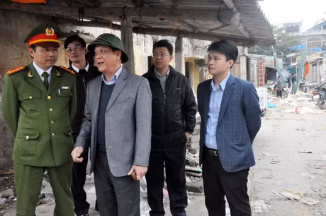 Đồng chí Đỗ Thông kiểm tra công tác GPMB tại chợ Trung tâm Hải Hà cũ.