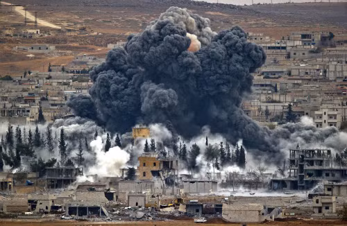 Khói bốc lên sau một cuộc không kích của liên minh do Mỹ dẫn đầu vào Kobani, Syria ngày 17/11/2014. Ảnh: AP