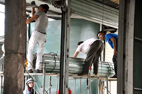 Các khu nhà chợ B, C các tiểu thương cũng đang hối hả tháo dỡ, nhiều hộ tiểu thương cẩn thận tháo dỡ những vật liệu đắt tiền như cửa cuốn, của sắt... (ảnh 4),