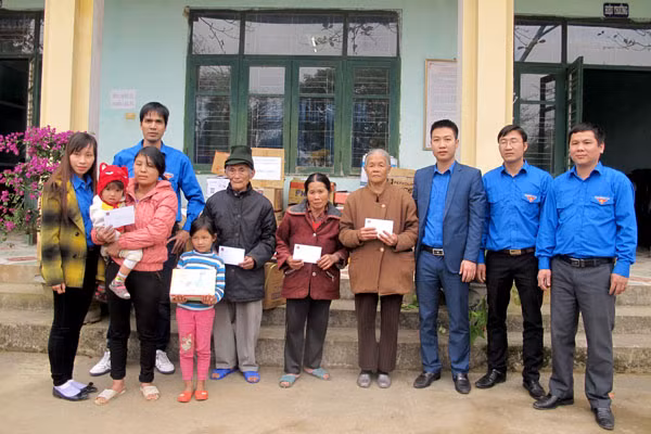 Đoàn tình nguyện tặng quà cho các gia đình có hoàn cảnh khó khăn của xã Đồn Đạc.