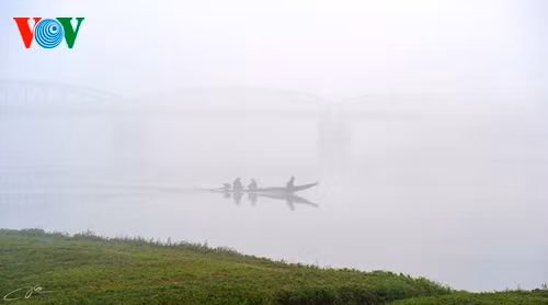 Thuyền trên sông Hương. 