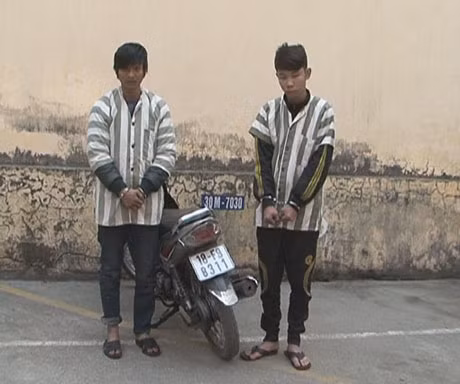 Hai đối tượng bị bắt giữ, cùng tang vật.