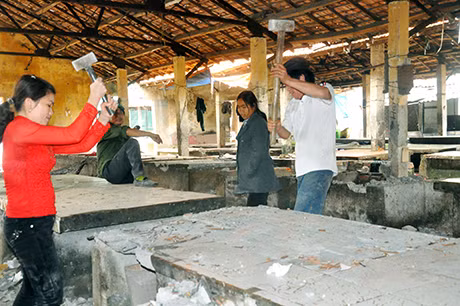 cho đến phá vỡ bệ bê tông để tận thu sắt vụn (ảnh 9)... 