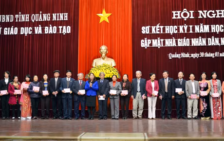 Đồng chí Vũ Liên Oanh, Giám đốc Sở GD&ĐT tặng quà cho các Nhà giáo Ưu tú trên địa bàn tỉnh 