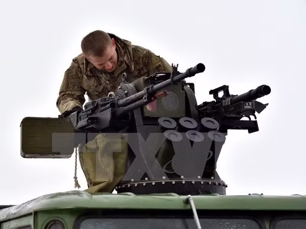 Binh sỹ Ukraine nghiên cứu cách sử dụng xe chống đạn Makhno được trang bị Kiborg, một loại vũ khí hiện đại được điều khiển từ xa, gần Goncharivsk ngày 23/1. (Nguồn: AFP/TTXVN)