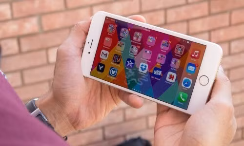 iPhone 6 Plus làm thỏa lòng người dùng cần một chiếc điện thoại chạy iOS màn hình lớn, pin lâu.