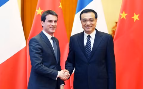 Ông Manuel Valls (trái) và người đồng cấp Trung Quốc Lý Khắc Cường (Ảnh CCTV)