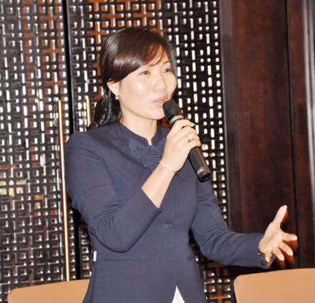 Lãnh đạo huyện Hoành Bồ phát biểu kinh nghiệm trong công tác tinh giản biên chế của địa phương.