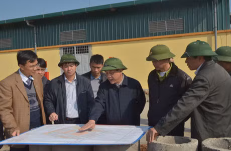 Đồng chí Đỗ Thông, Phó Chủ tịch thường trực UBND tỉnh cùng lãnh đạo các sở, ngành kiểm tra, chỉ đạo hiện trường chợ Quảng Trung