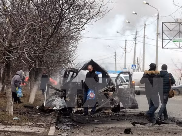 Xe tải bị cháy sau một vụ nã pháo tại thành phố Mariupol. (Nguồn: AFP/TTXVN)