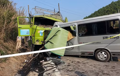 Hai chiếc xe nát vụn phần đầu sau cú tông chính diện. Ảnh: Lam Sơn.