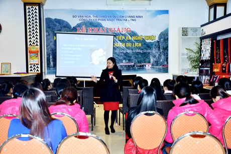 Giảng viên Dự án EU tập huấn kỹ năng giao tiếp và nghệ thuật marketing phục vụ khách du lịch cho cán bộ, nhân viên Công ty CP Ngọc trai Hạ Long.