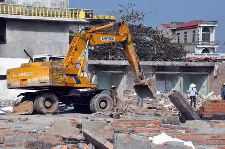 Nhà thầu san lấp mặt bằng những điểm tiểu thương hoàn thành tháo dỡ.
