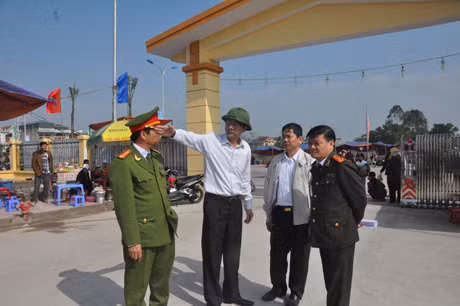 Chủ tịch UBND tỉnh Nguyễn Văn Đọc kiếm tra tiến độ thi công các hạng mục còn lại tại chợ Trung tâm Hải Hà 2. 
