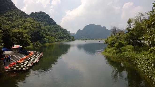 Trung tâm bến thuyền Tràng An nằm cách cố đô Hoa Lư 3 km, cách thành phố Ninh Bình 7 km, và cách Hà Nội 96 km. Từ lâu nơi đây đã trở thành điểm đến thú vị mỗi cuối tuần cho gia đình, bạn bè và cặp đôi muốn tìm chốn yên bình để tĩnh dưỡng.