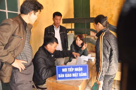 Hộ kinh doanh đến bàn giao mặt bằng.