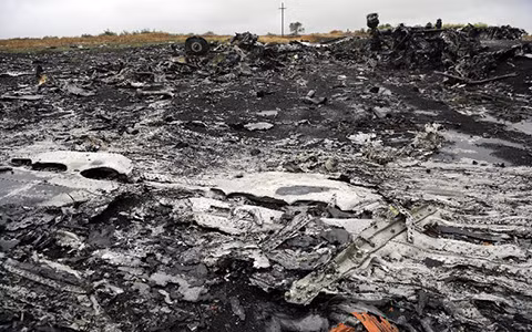 Hiện trường vụ rơi máy bay MH17 tại miền Đông Ukraine (Ảnh AFP)