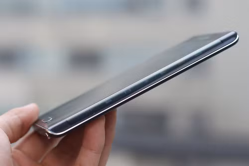 Màn hình 2K công nghệ Super AMOLED nhưng được uốn cong về viền bên phải.