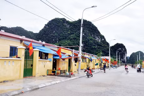 Không khí vui tươi, tấp nập ở khu tái định cư làng chài (phường Hà Phong, TP Hạ Long).
