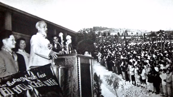 Bác Hồ nói chuyện với cán bộ, công nhân khu mỏ Quảng Ninh (2-1965) - Ảnh tư liệu