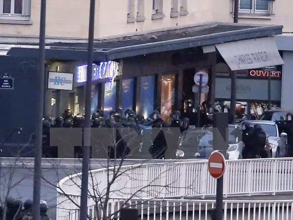 Cảnh sát tấn công vào siêu thị ở Porte de Vincennes, phía đông Thủ đô Paris, nơi kẻ bắt cóc bắt giữ các con tin Do Thái ngày 9/1. (Nguồn: AFP/TTXVN) 