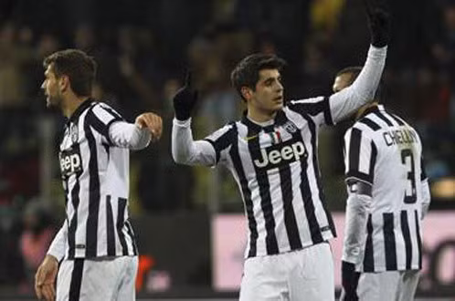 Tiền đạo Morata (giữa) vui mừng sau khi ghi bàn loại Parma - Ảnh: Getty Images